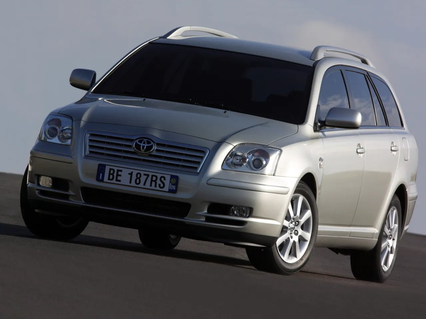 Toyota_Avensis_2_generation__Estate_5-door__main.jpg