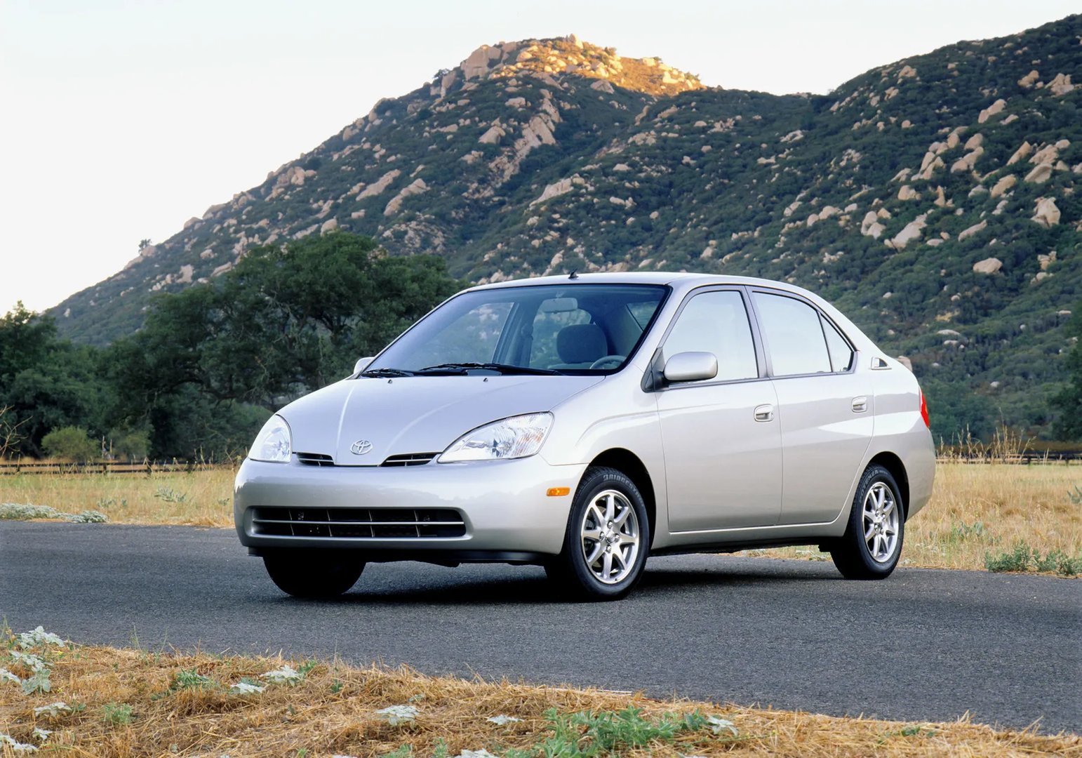 Toyota_Prius_1_generation_restyling__Sedan__7.jpg