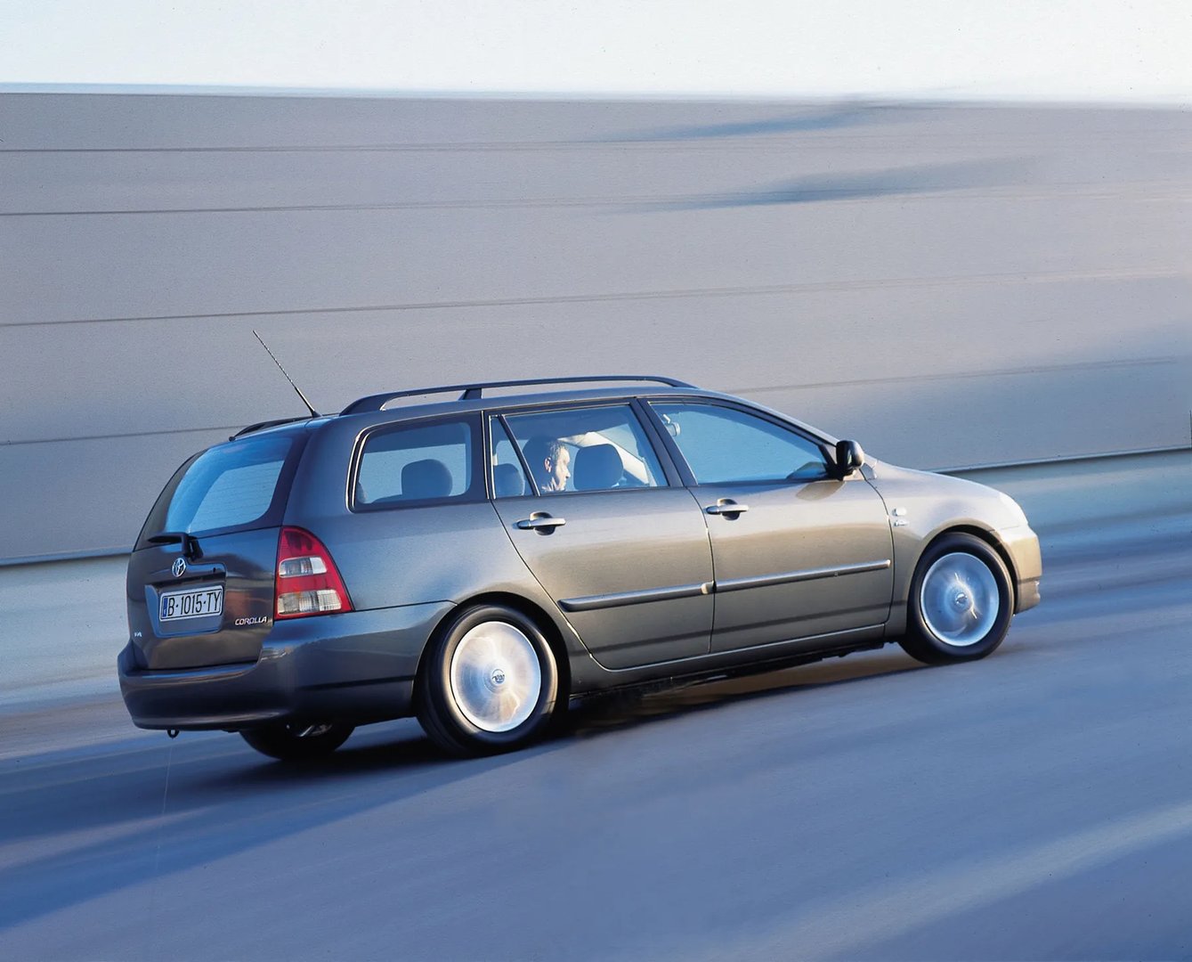 Toyota_Corolla_9_generation__Estate_5-door__2.jpg
