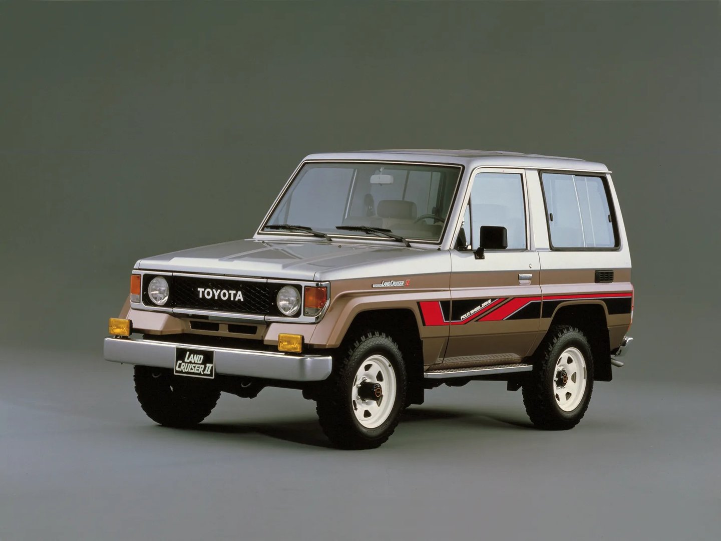 Toyota_Land_Cruiser_1_generation__SUV_3-doors__12.jpg