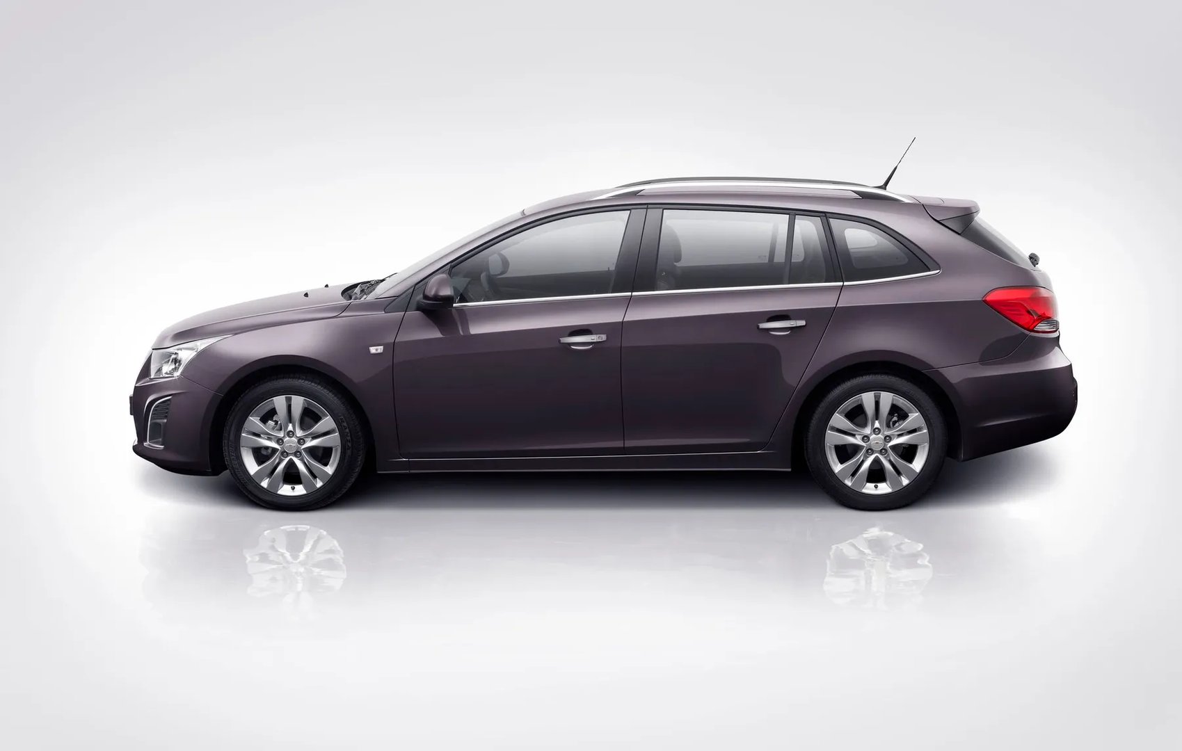 Chevrolet_Cruze_1_generation__Estate_5-door__4.jpg