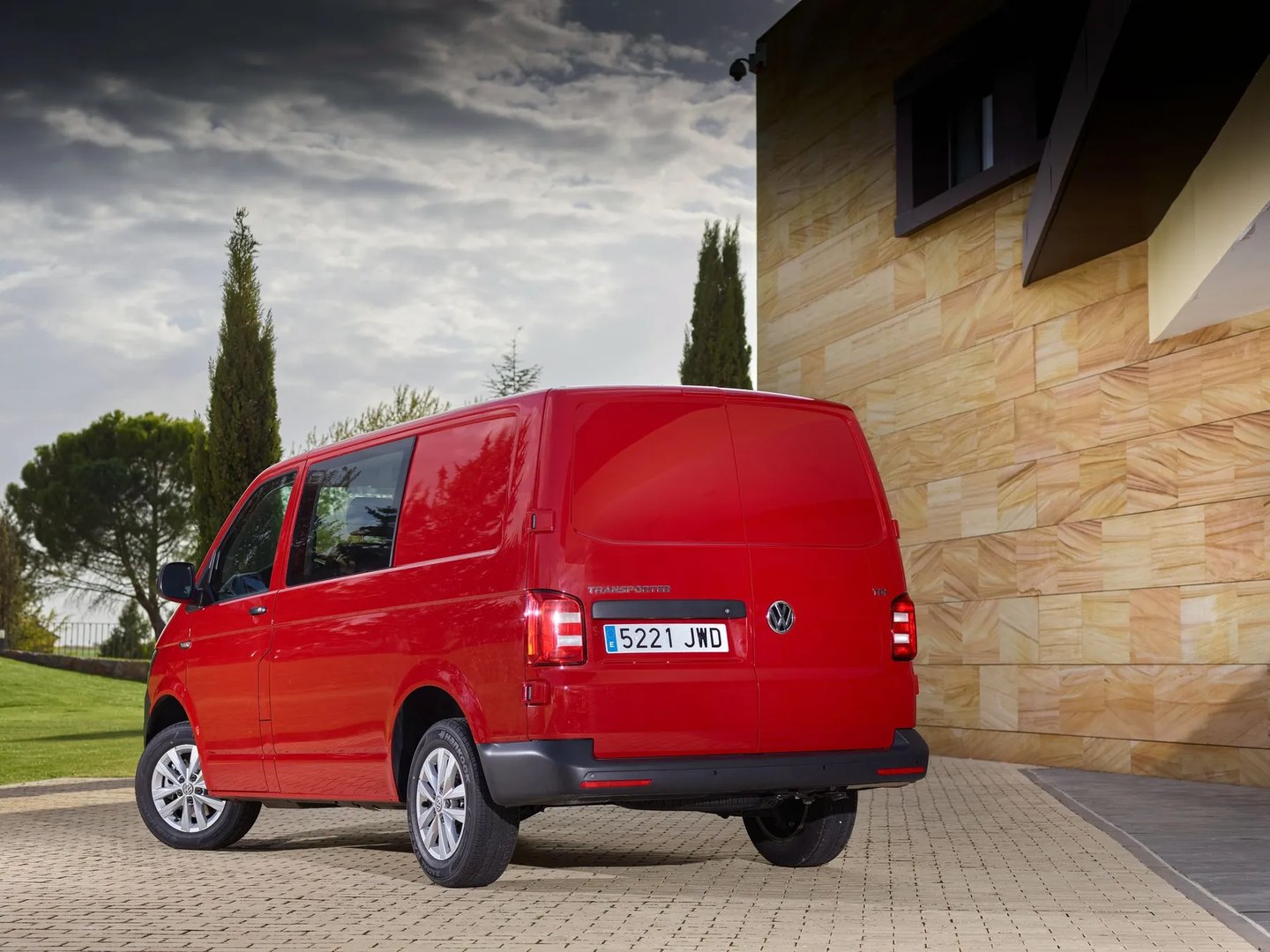 Volkswagen_Transporter_6_generation__Minivan_Long__3.jpg