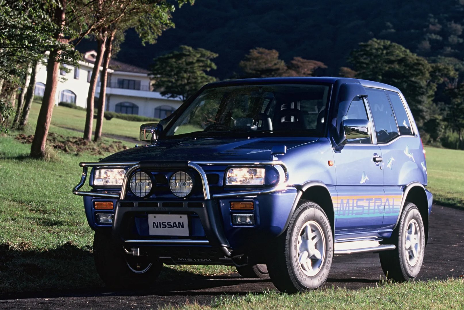 Nissan_Mistral_1_generation__SUV_3-doors__4.jpg