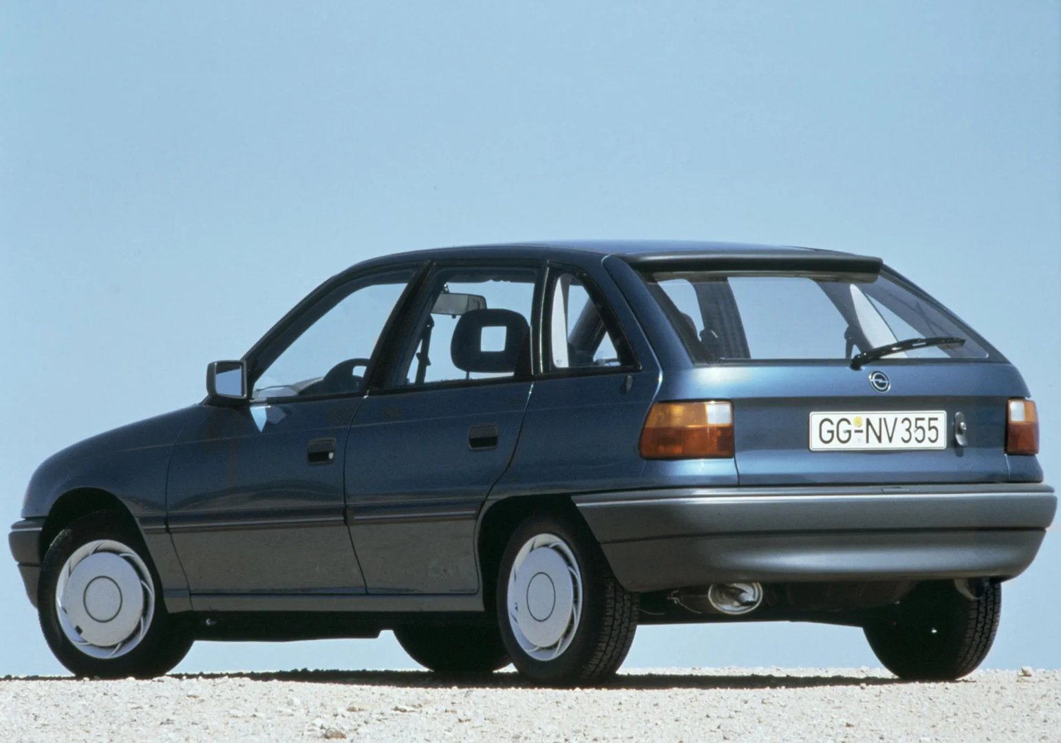 Opel_Astra_1_generation__Hatchback_5-door__3.jpg