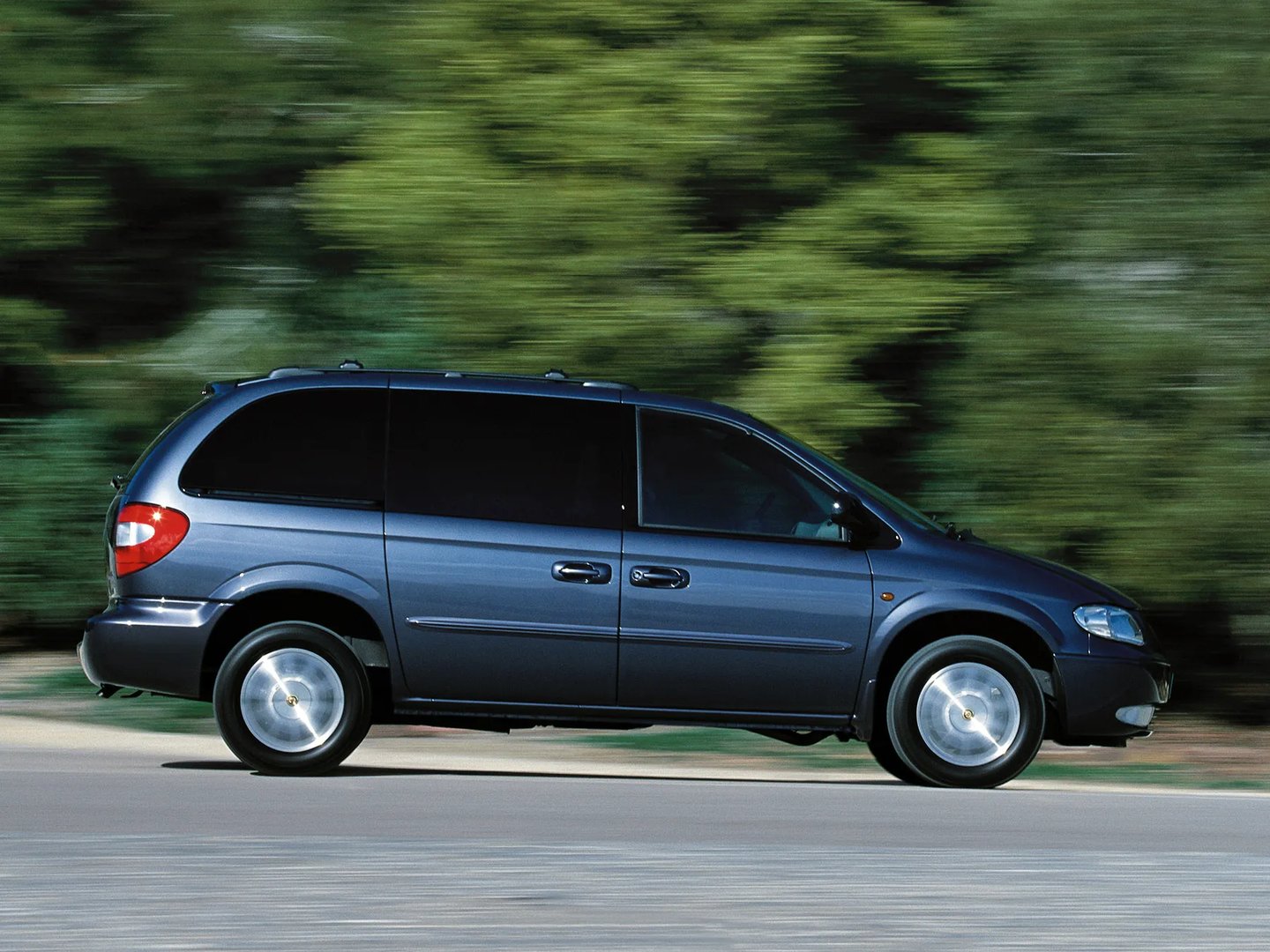 Chrysler_Grand_Voyager_4_generation__Minivan__4.jpg