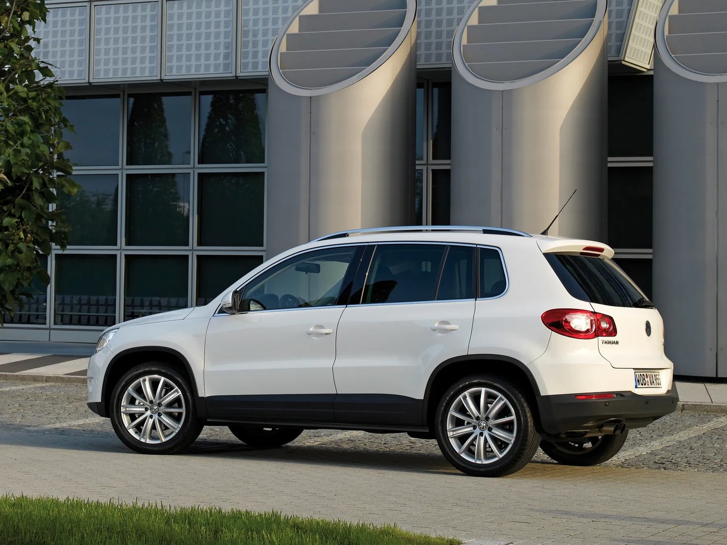 Volkswagen_Tiguan_1_generation__SUV_5-doors__5.jpg
