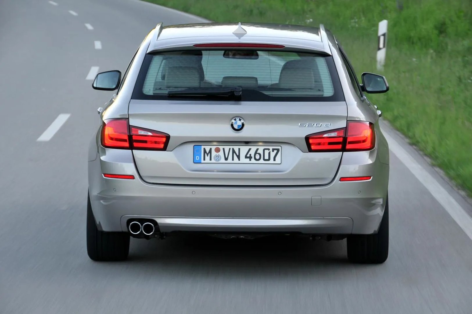 BMW_5_series_6_generation__Estate_5-door__3.jpg