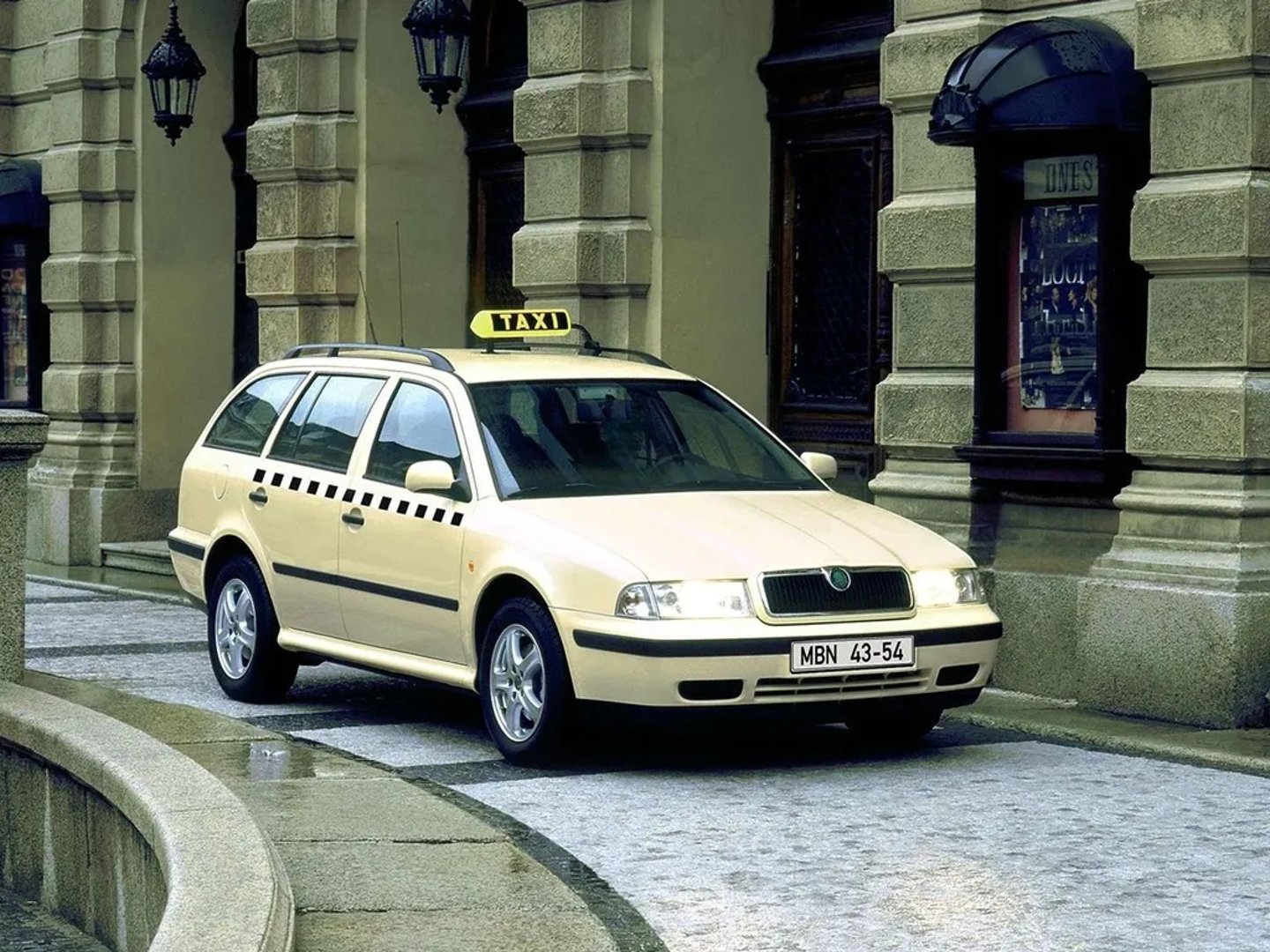Skoda_Octavia_1_generation__Estate_5-door__1.jpg