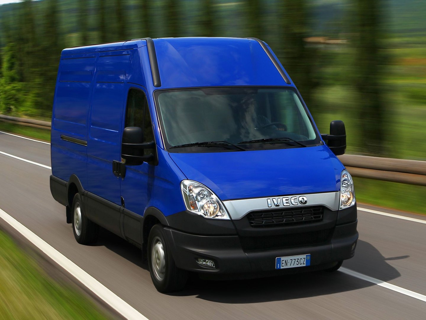 iveco_Daily_2_generation_restyling_2__Van_Short__19.jpg