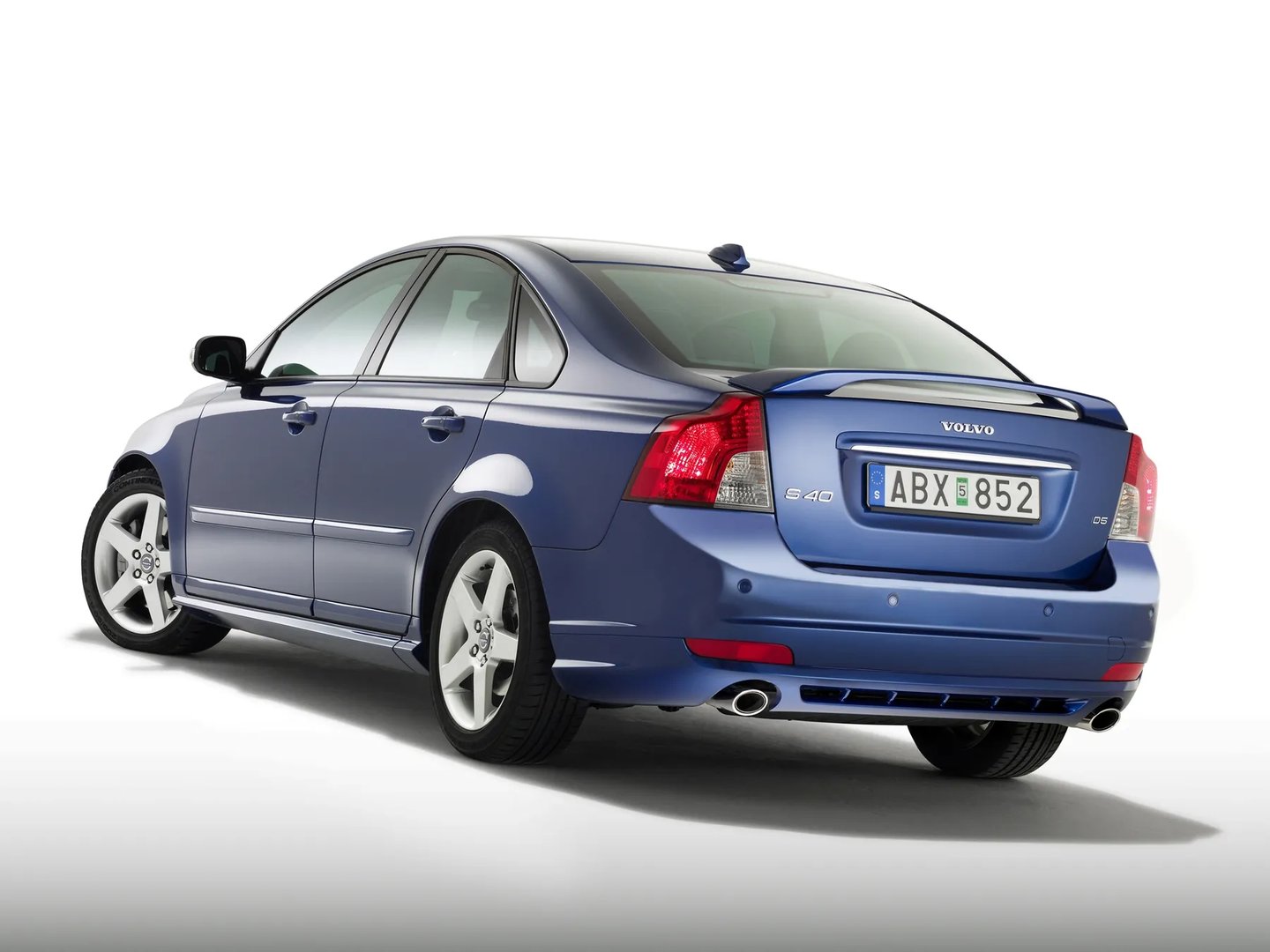 Volvo_S40_2_generation_restyling__Sedan__2.jpg