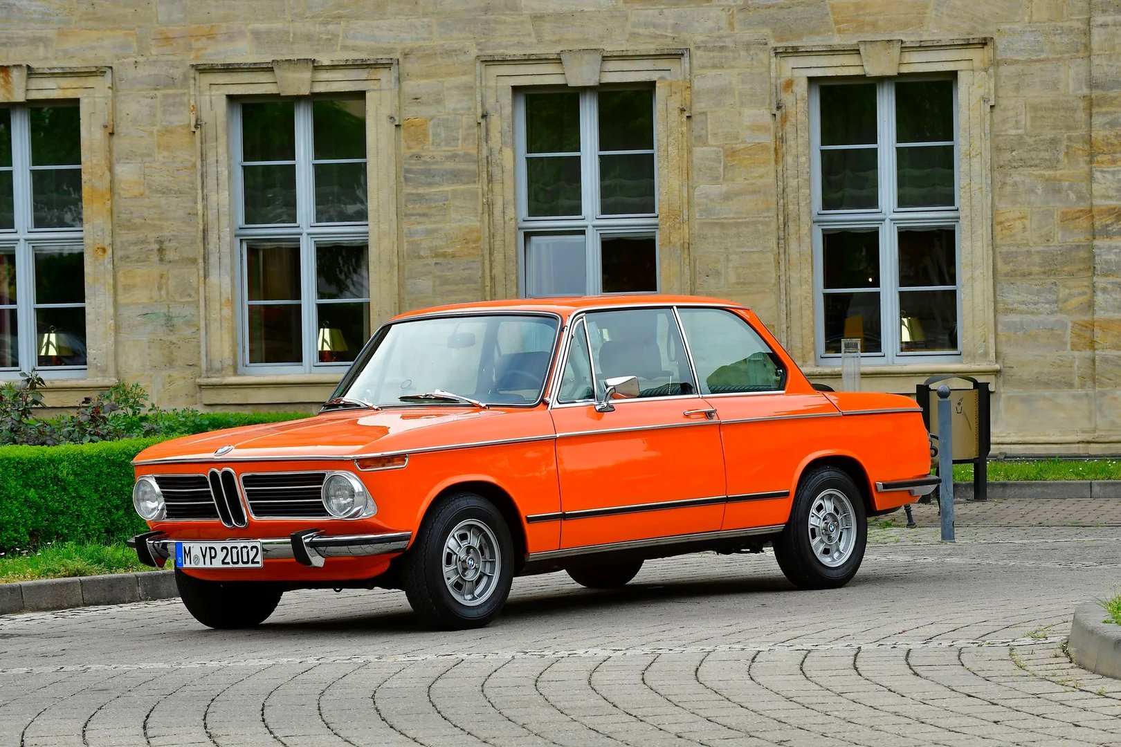 BMW_02_(E10)_1_generation__Sedan_2-doors__1.jpg