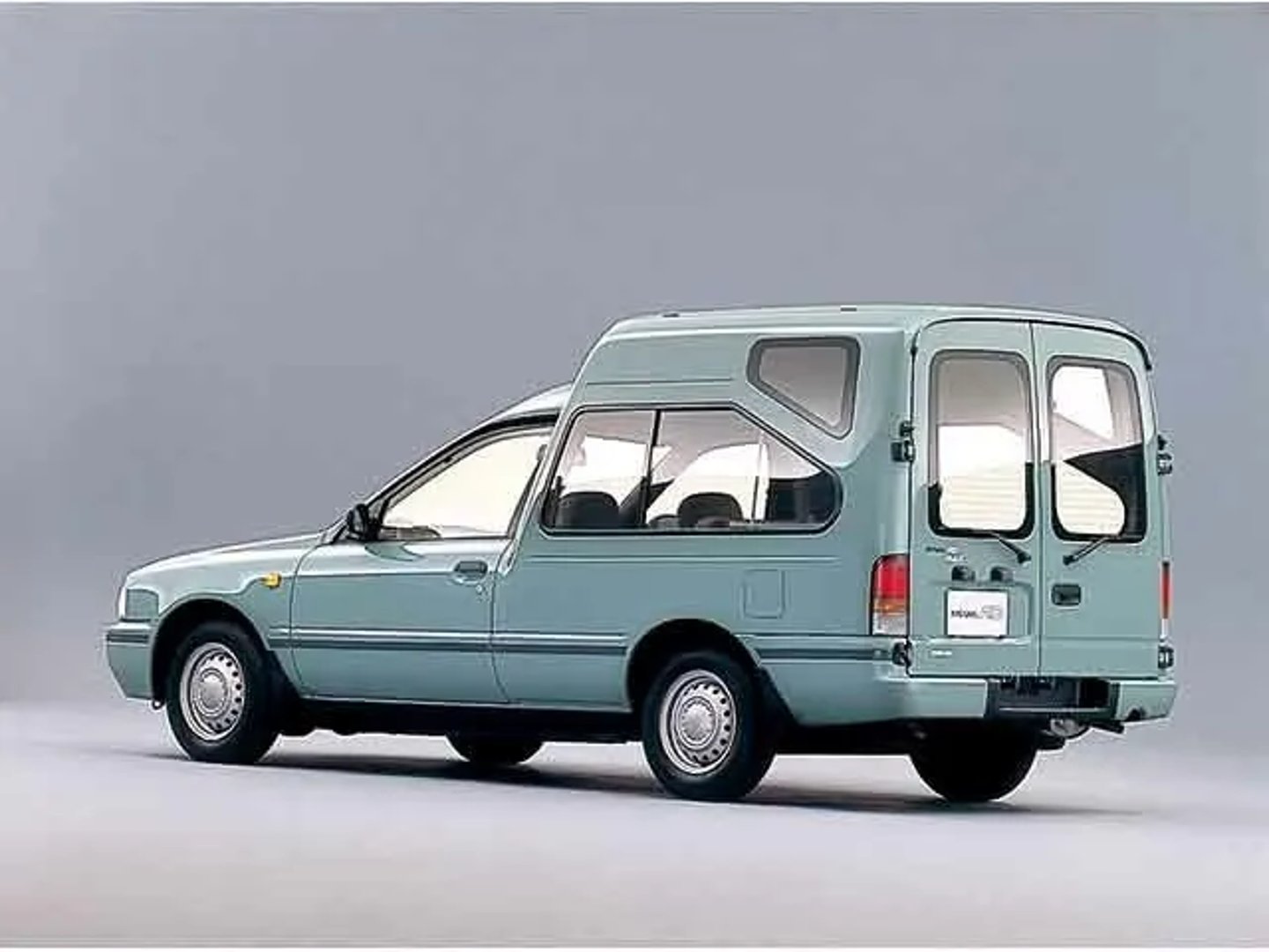 Nissan_AD_1_generation__Estate_3-door__1.jpg