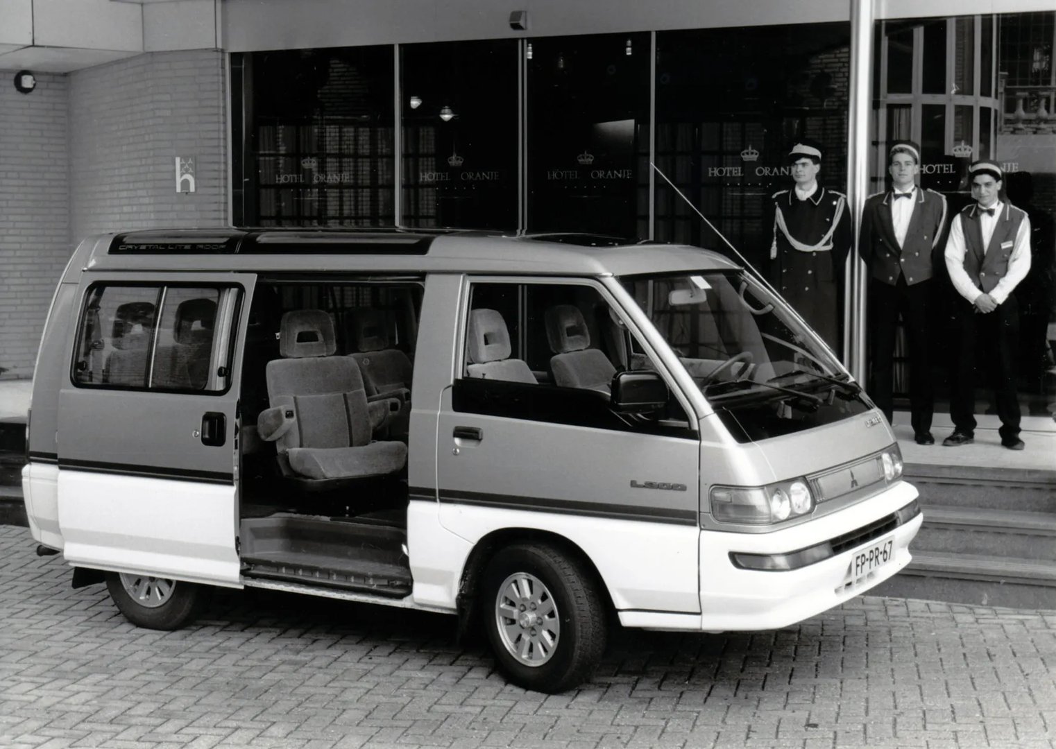 Mitsubishi_L300_2_generation__Minivan__3.jpg