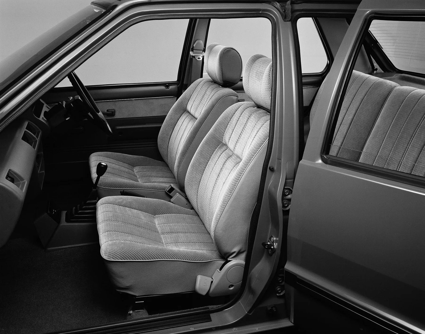Nissan_March_1_generation__Mini_5-doors__6.jpg
