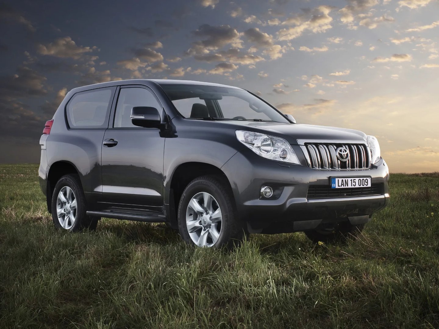 Toyota_Land_Cruiser_4_generation__SUV_3-doors__1.jpg