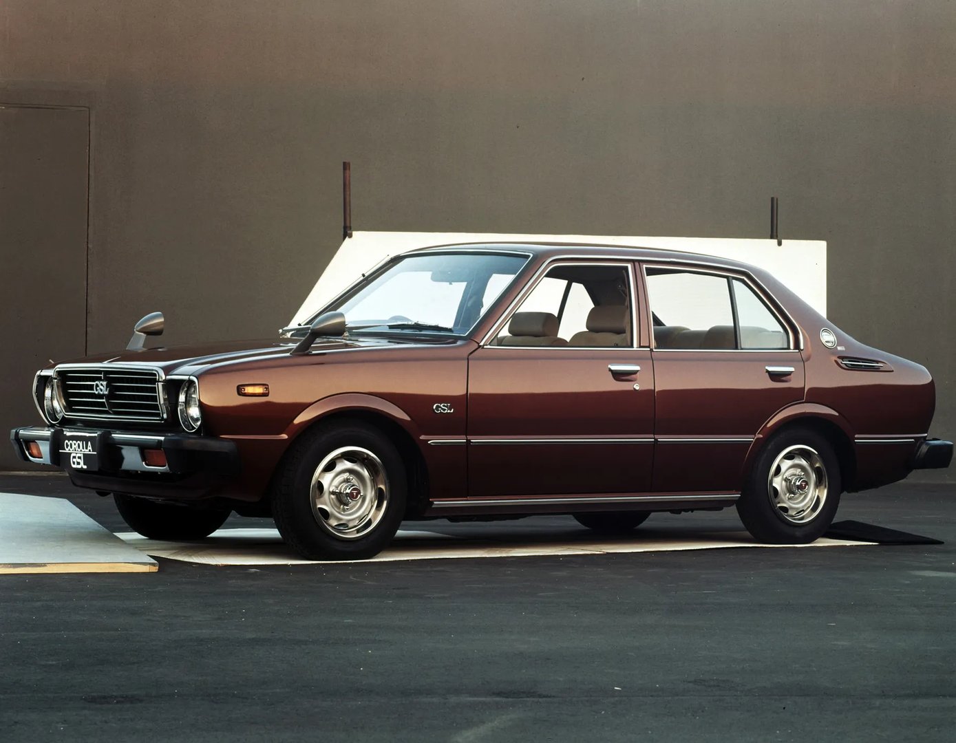 Toyota_Corolla_3_generation__Sedan__9.jpg