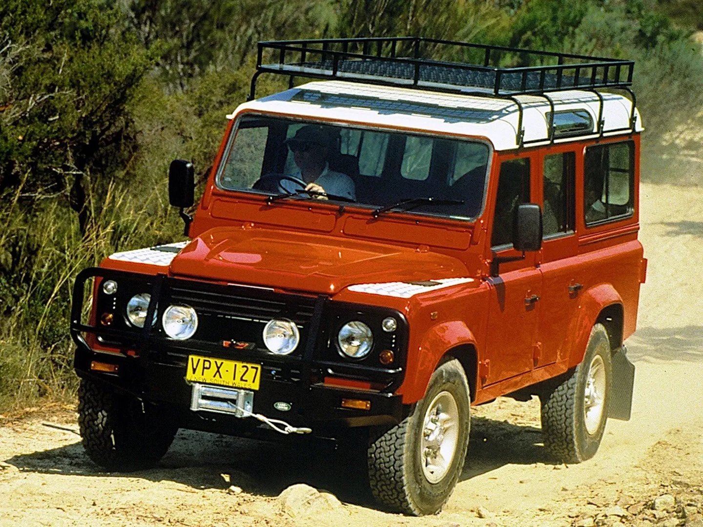 Land Rover_Defender_1_generation__SUV_5-doors__6.jpg