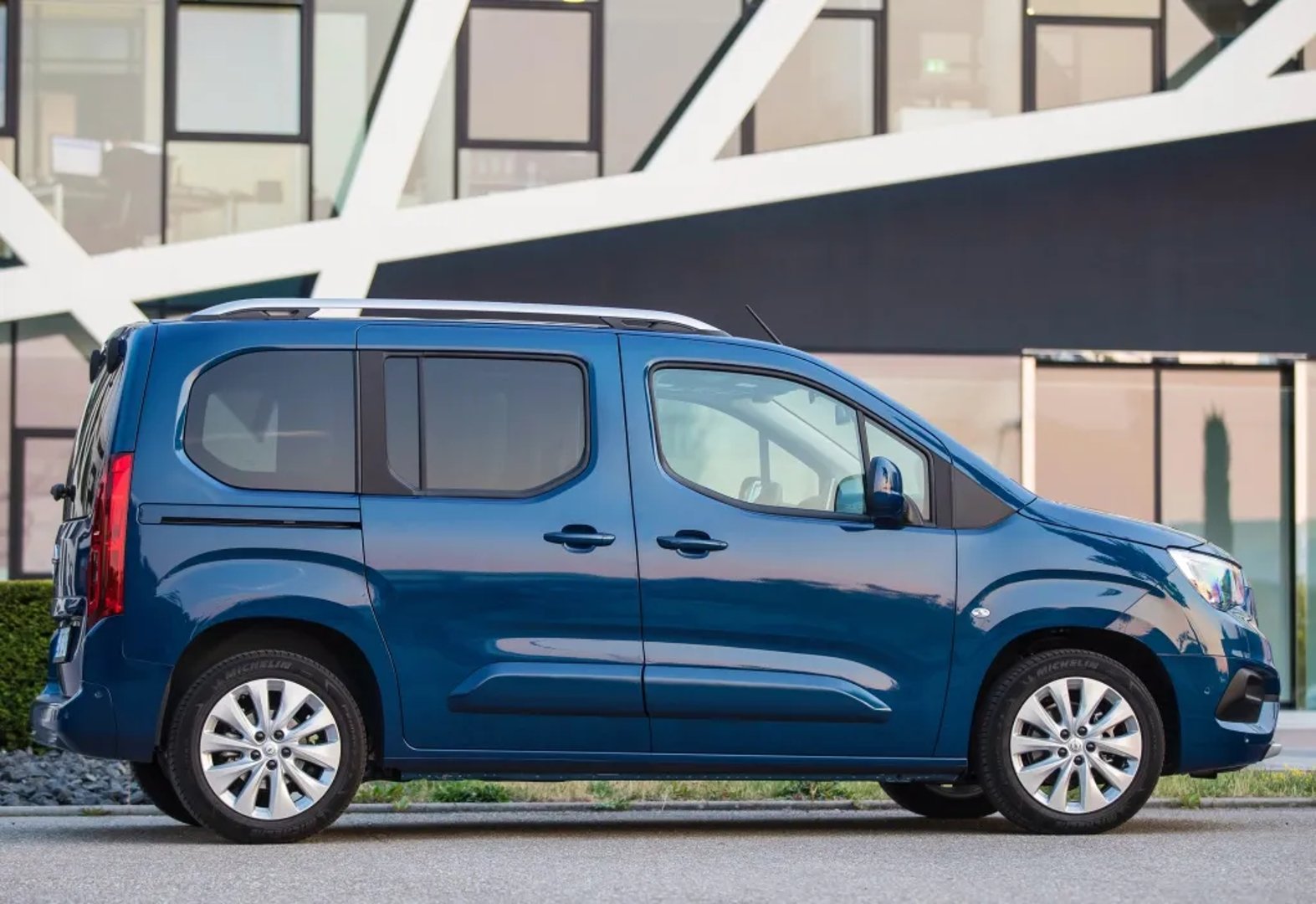 Opel_Combo_5_generation__Compact_Van__3.jpg