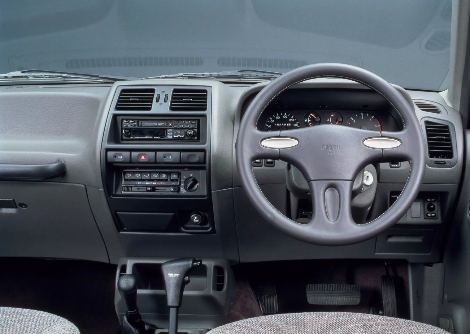 Nissan_Mistral_1_generation__SUV_5-doors__8.jpg