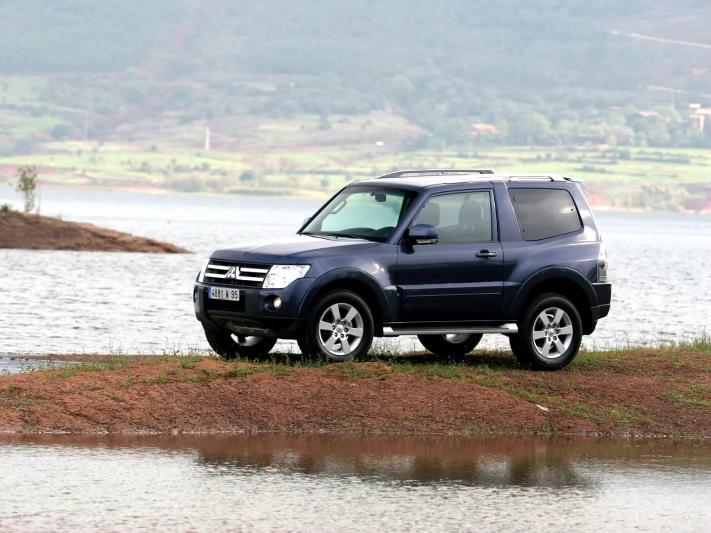 Mitsubishi_Pajero_4_generation__SUV_3-doors__4.jpg