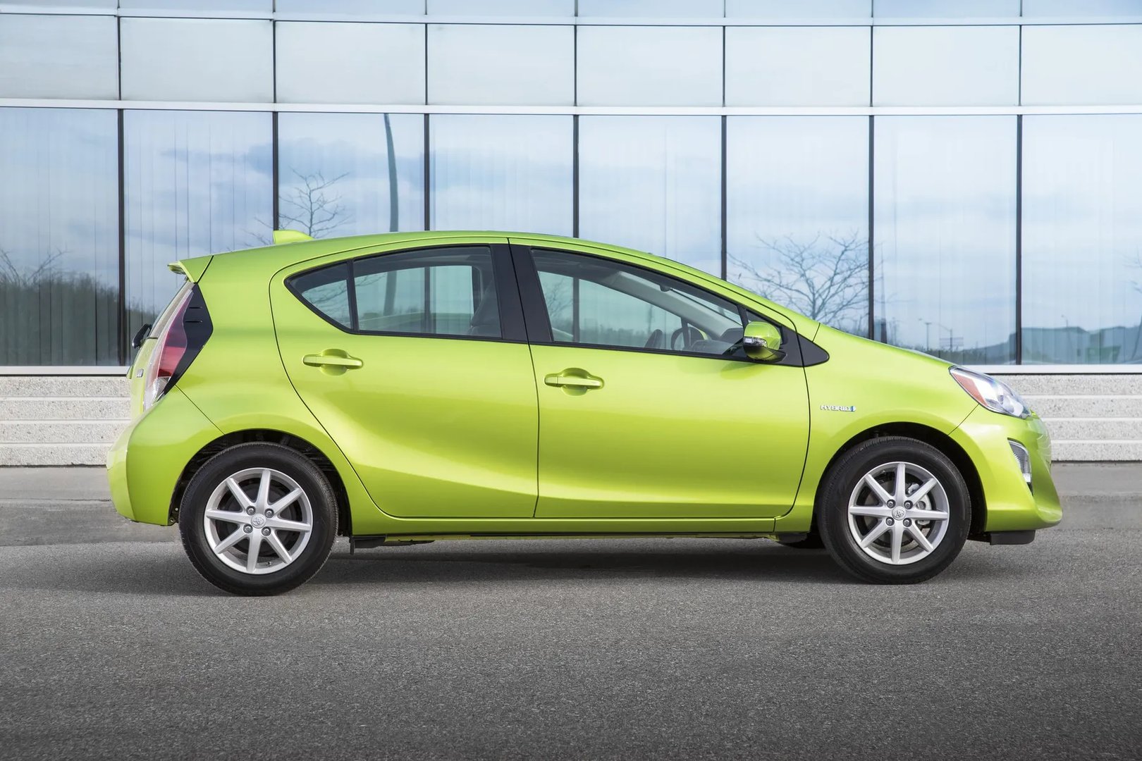 Toyota_Prius_C_1_generation_restyling__Hatchback_5-door__7.jpg