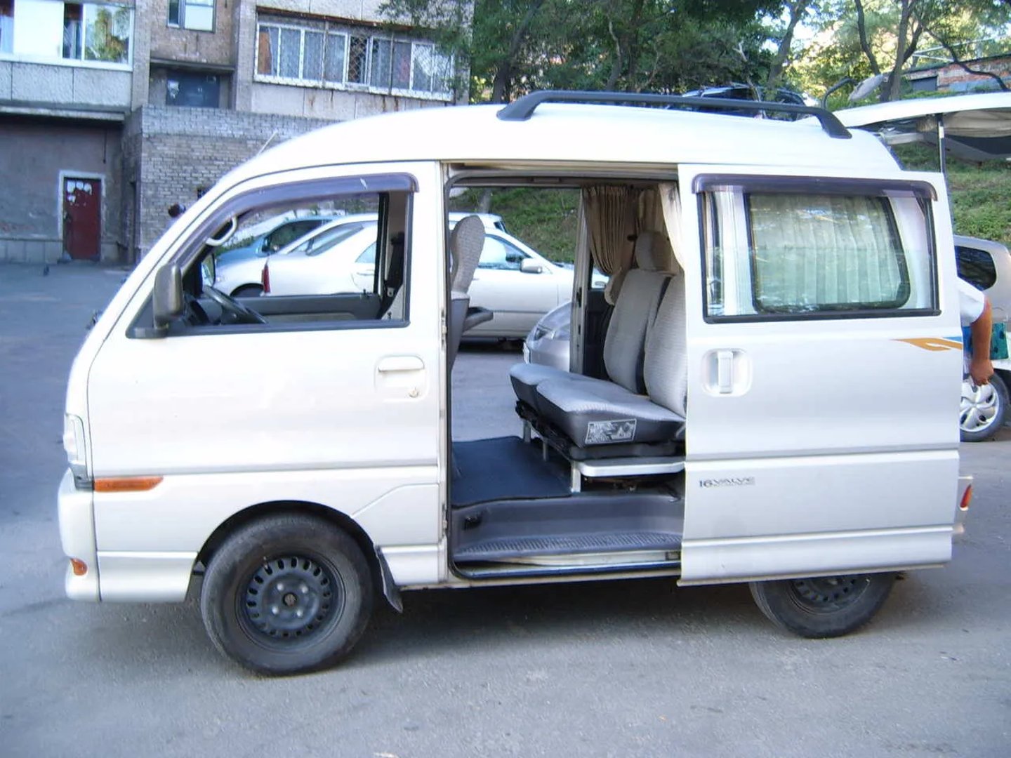 Mitsubishi_Bravo_1_generation__Microvan__8.jpg