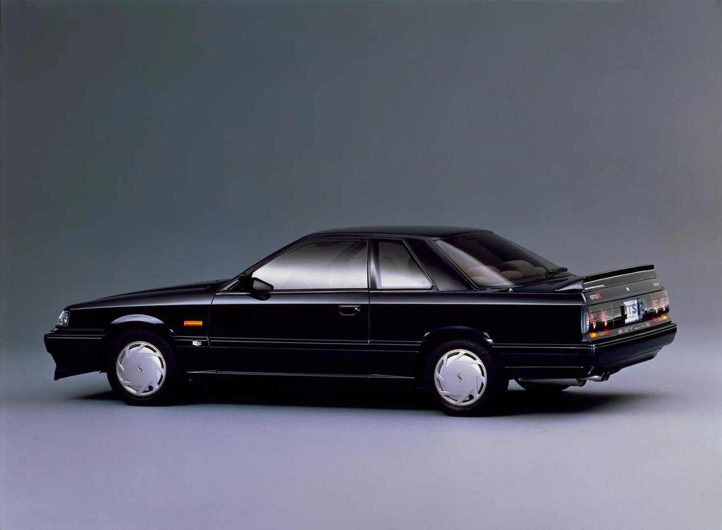 Nissan_Skyline_7_generation__Coupe__6.jpg