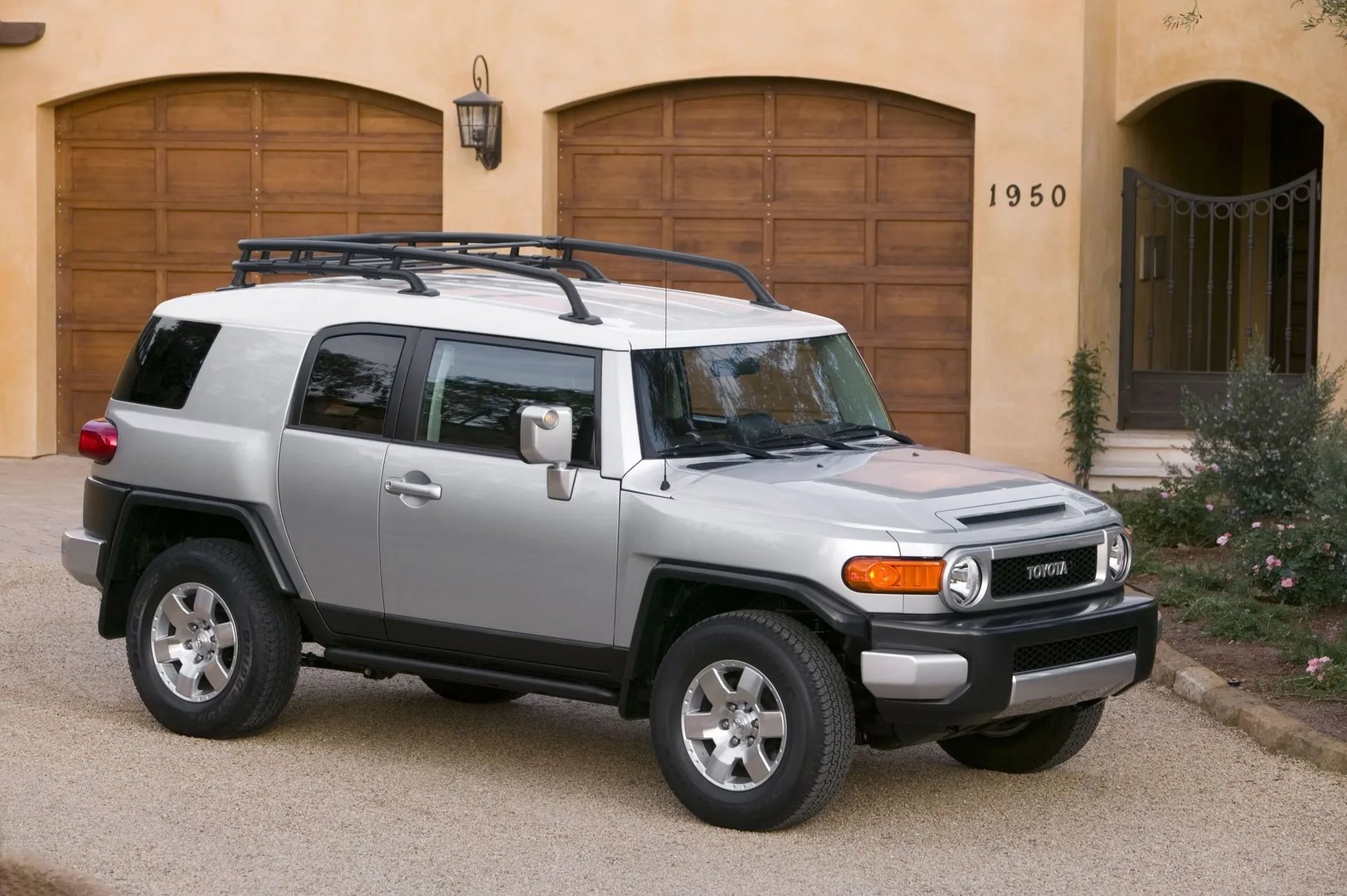 Toyota_FJ_Cruiser_1_generation__SUV_5-doors__5.jpg