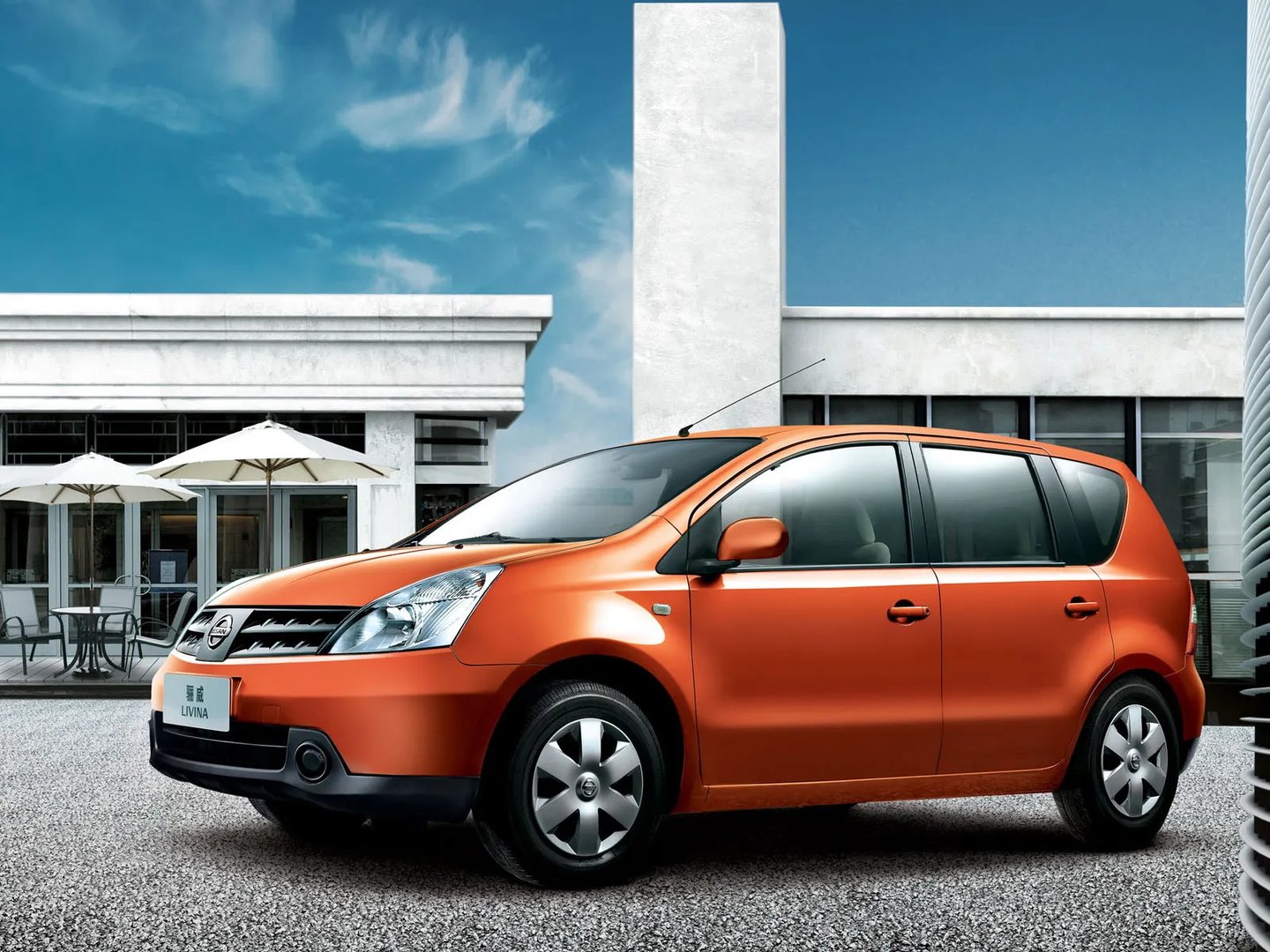 Nissan_Livina_1_generation__Minivan__1.jpg