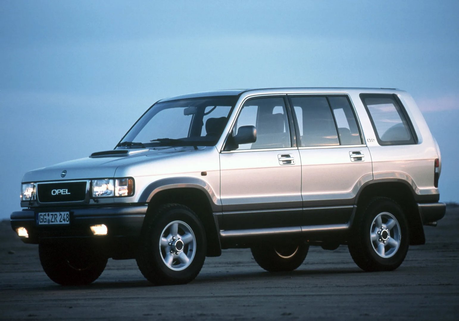 Opel_Monterey_1_generation__SUV_5-doors__1.jpg