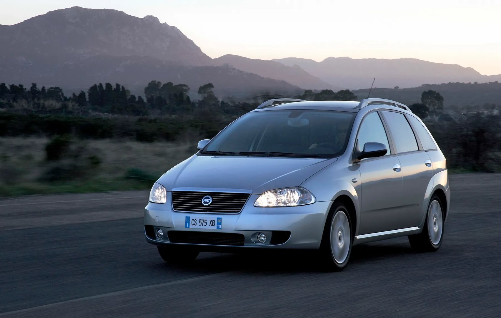 Fiat_Croma_2_generation__Estate_5-door__11.jpg