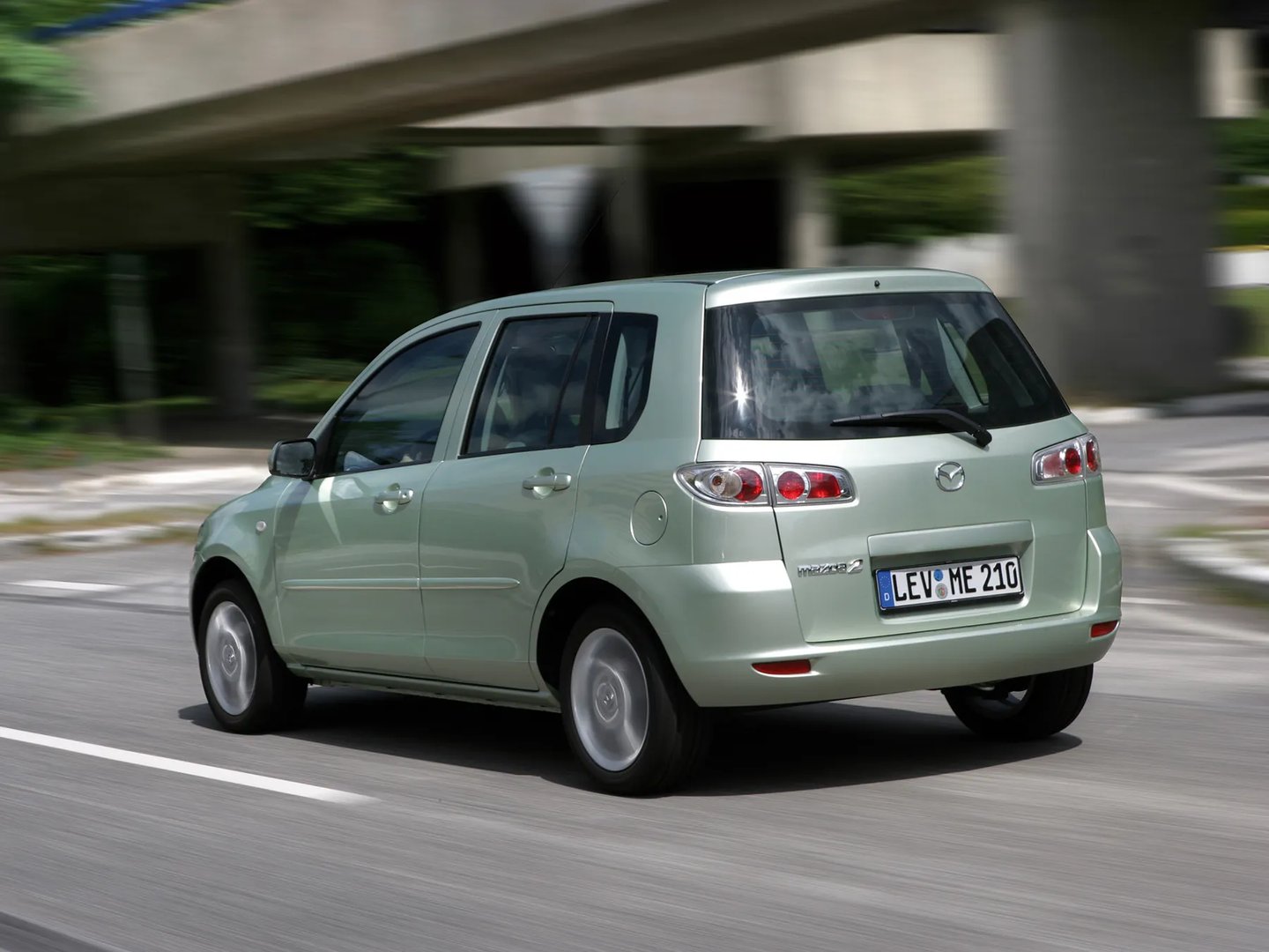 Mazda_2_1_generation_restyling__Mini_5-doors__2.jpg