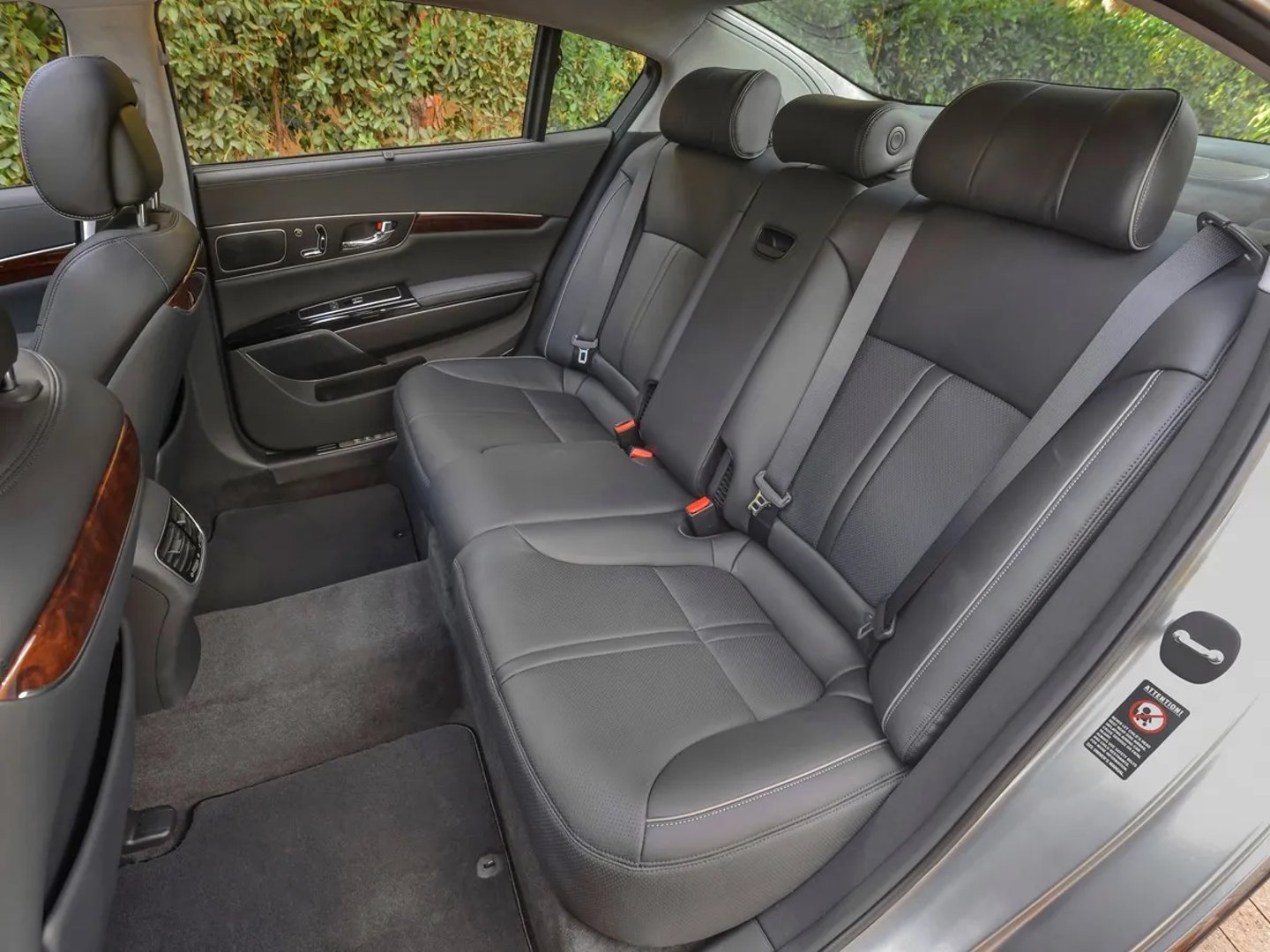 Kia_K900_1_generation__Sedan__8.jpg