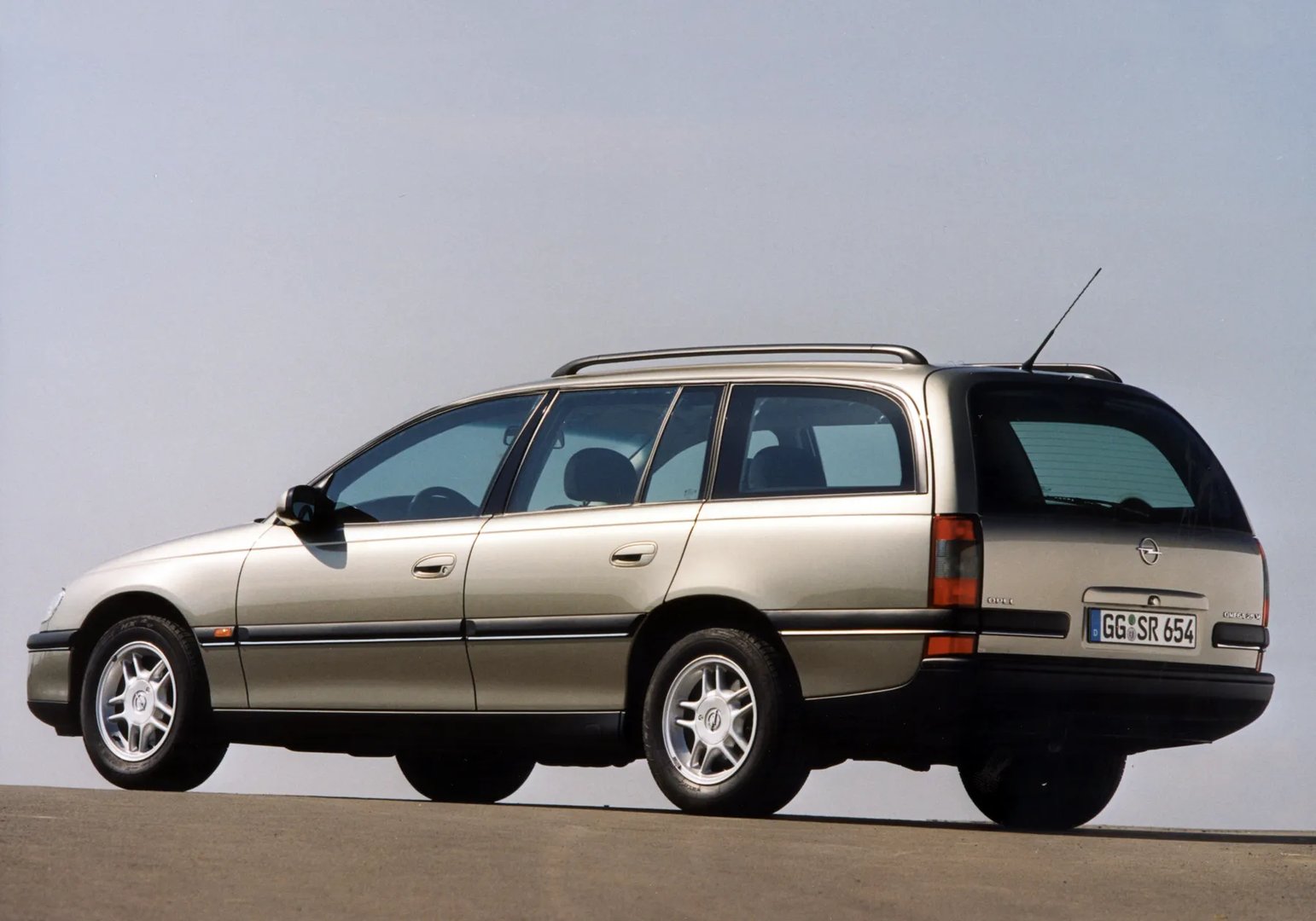Opel_Omega_2_generation__Estate_5-door__2.jpg