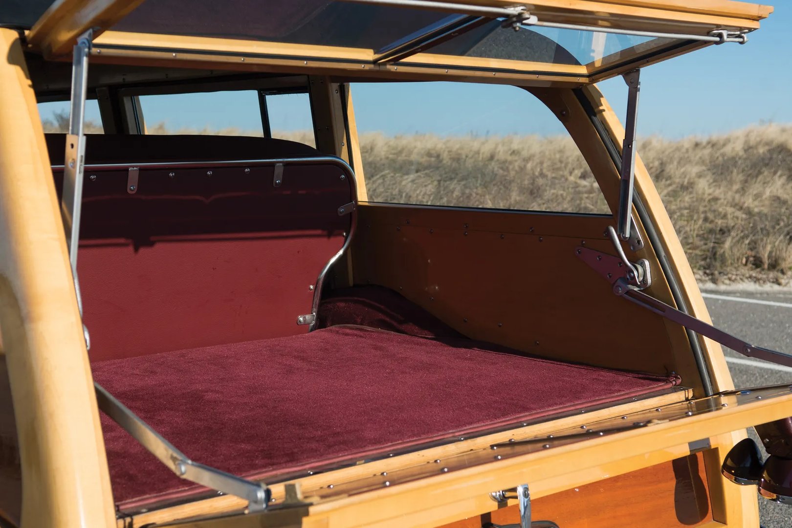 Buick_Roadmaster_4_generation__Estate_5-door__9.jpg