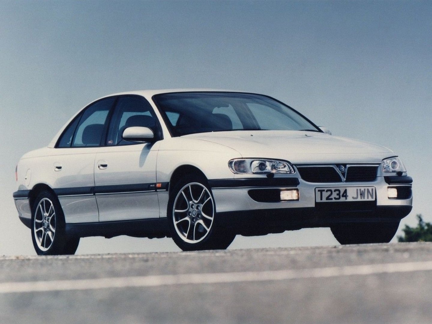 vauxhall_Omega_2_generation__Sedan__1.jpg