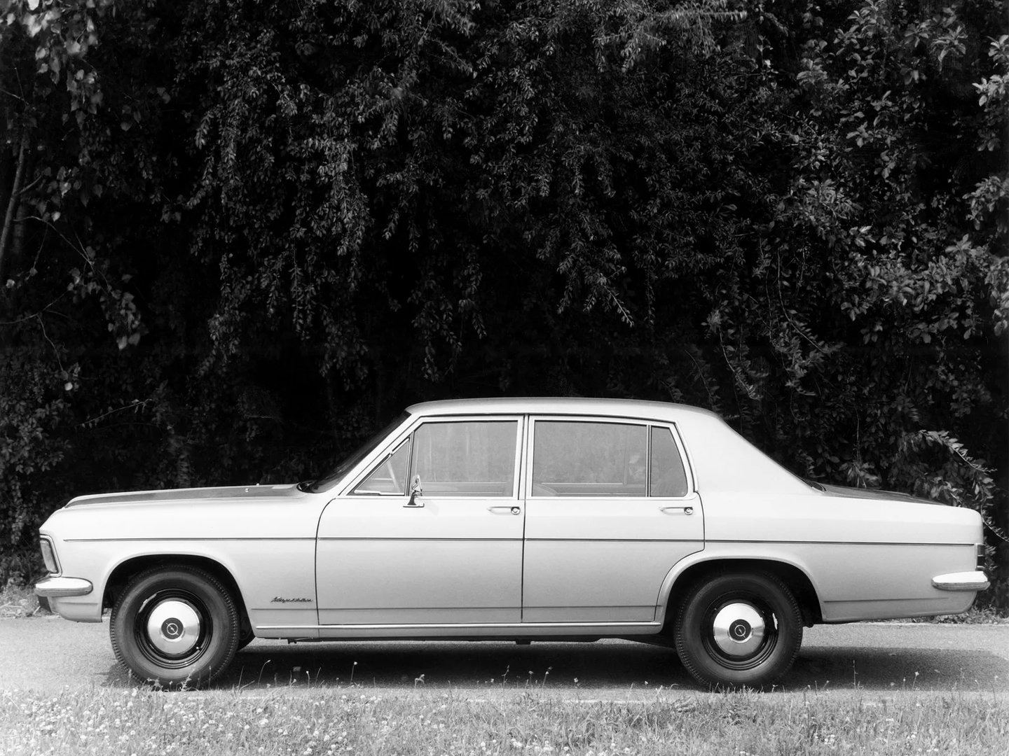 Opel_Kapitan_6_generation__Sedan__2.jpg