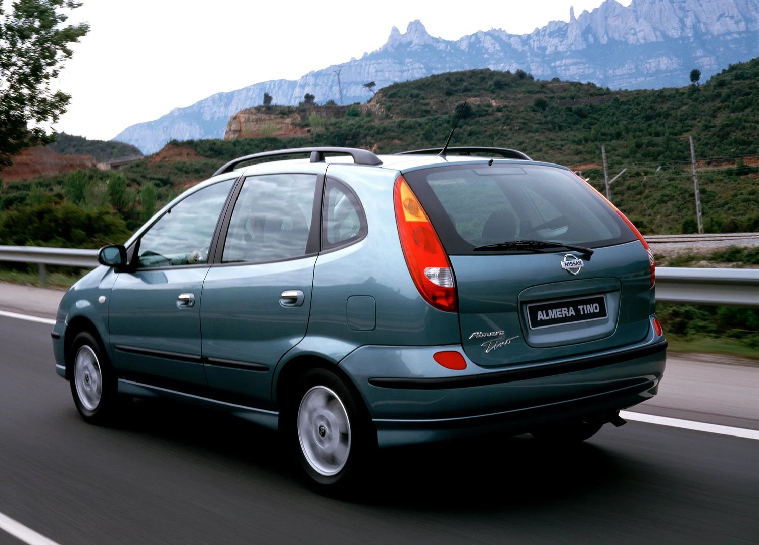 Nissan_Almera_Tino_1_generation__Compact_Van__3.jpg