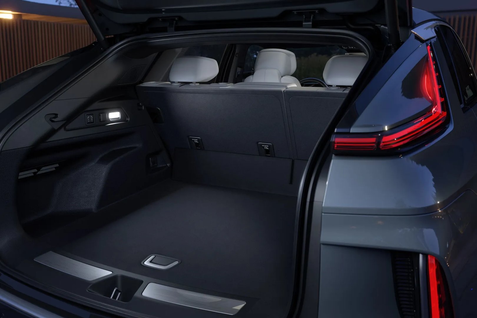 Cadillac_Lyriq_1_generation__SUV_5-doors__13.jpg