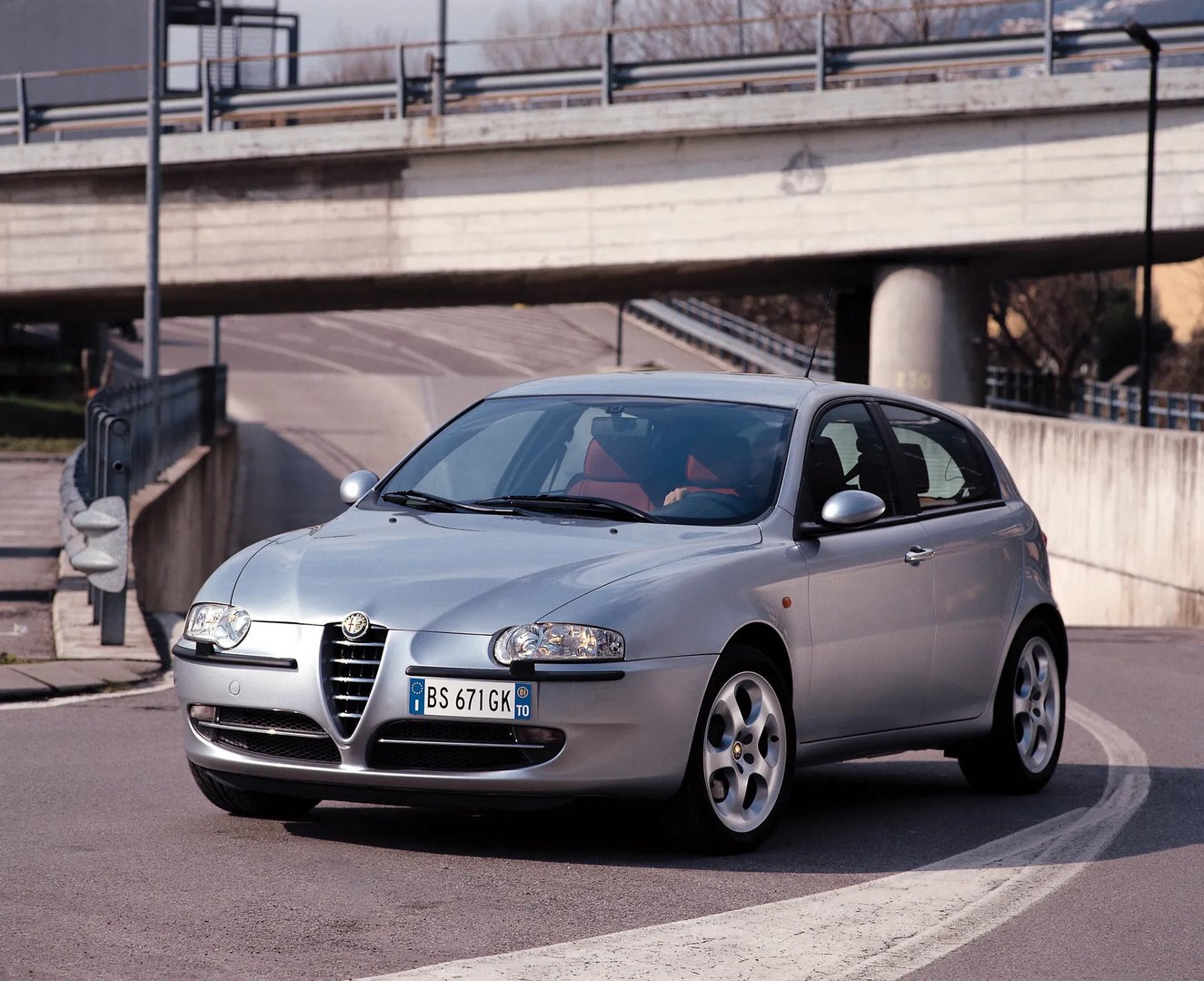 Alfa Romeo_147_1_generation__Hatchback_5-door__4.jpg