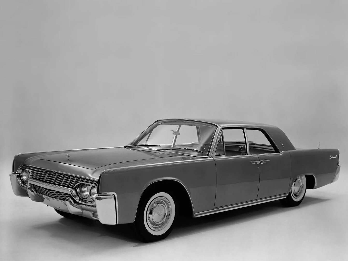 Lincoln_Continental_4_generation__Sedan__1.jpg