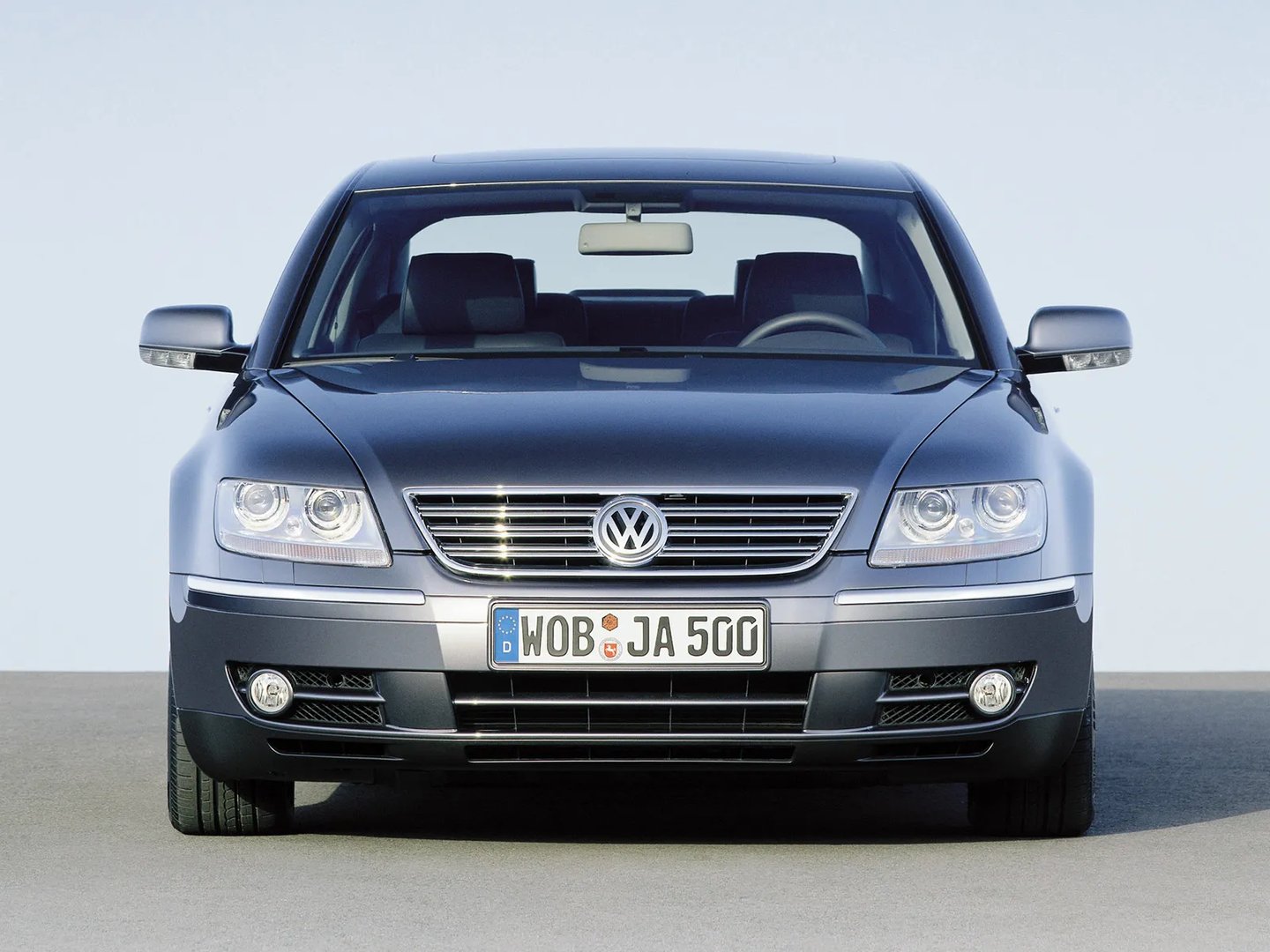 Volkswagen_Phaeton_1_generation__Sedan__7.jpg
