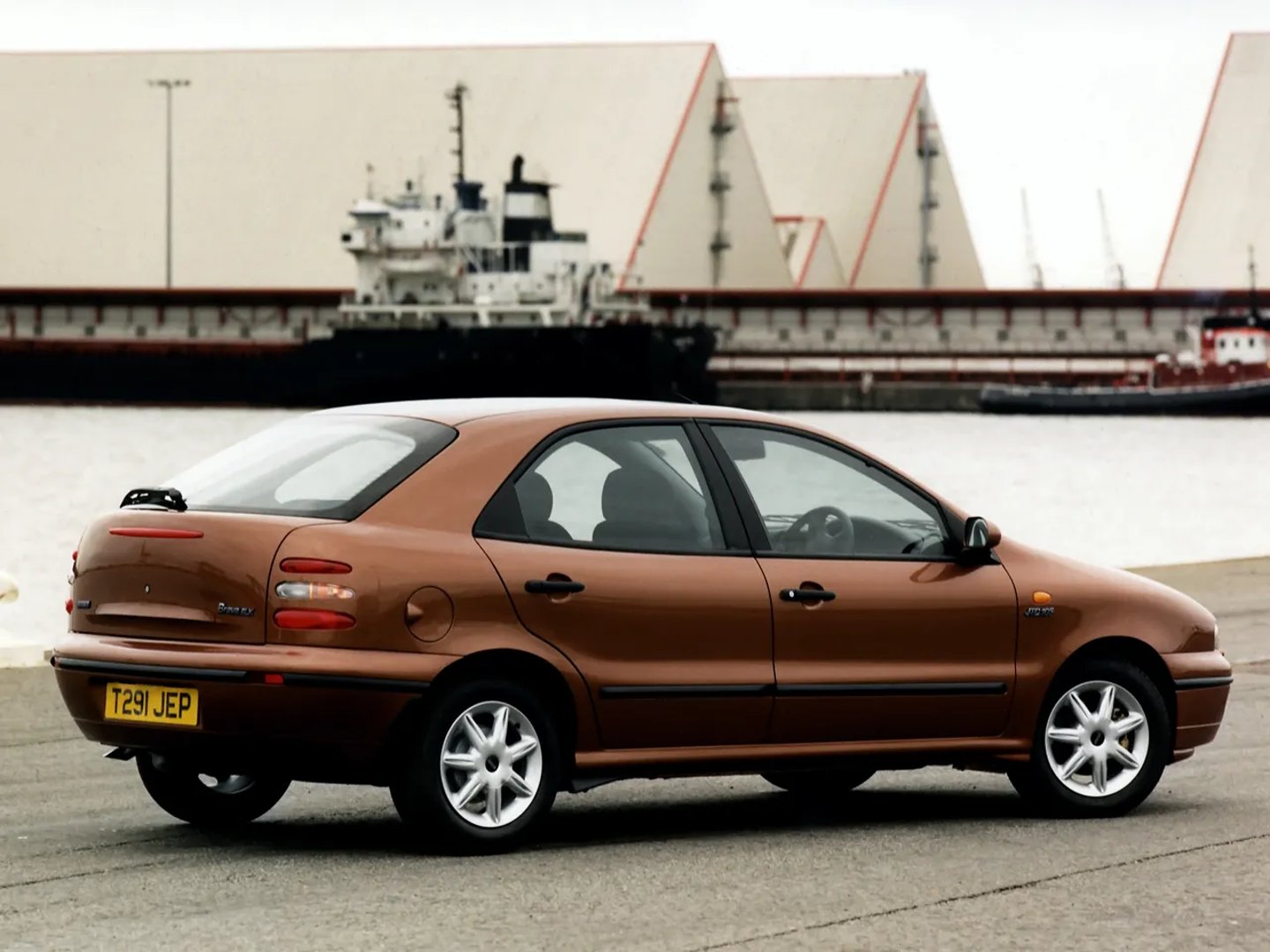 Fiat_Brava_1_generation__Hatchback_5-door__4.jpg