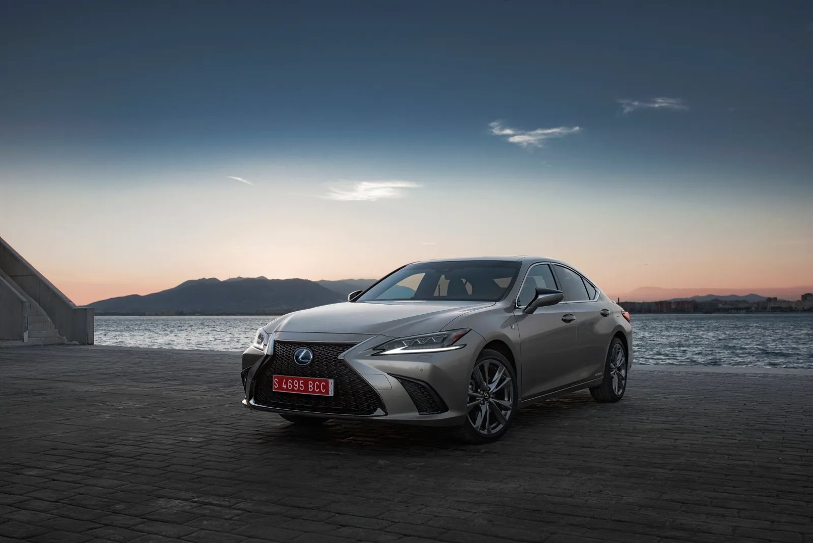 Lexus_ES_7_generation__Sedan__2.jpg