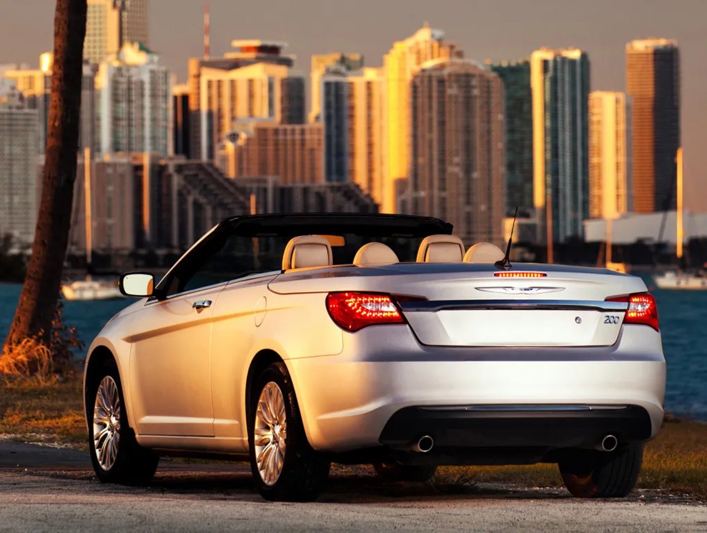 Chrysler_200_1_generation__Cabrio__1.jpg
