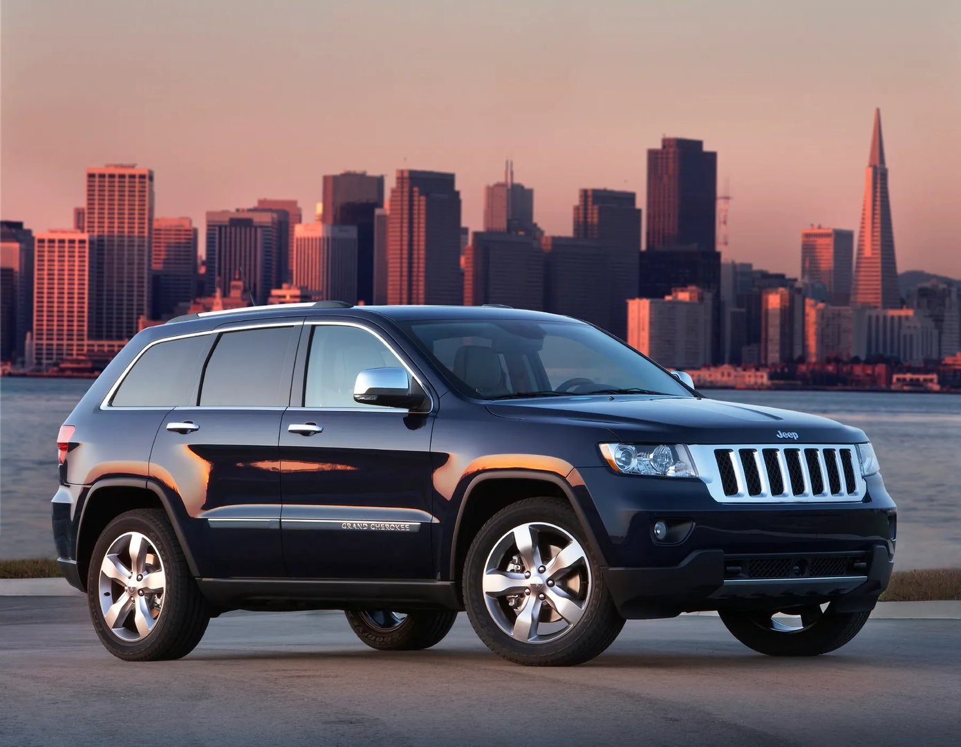 Jeep_Grand_Cherokee_4_generation__SUV_5-doors__9.jpg