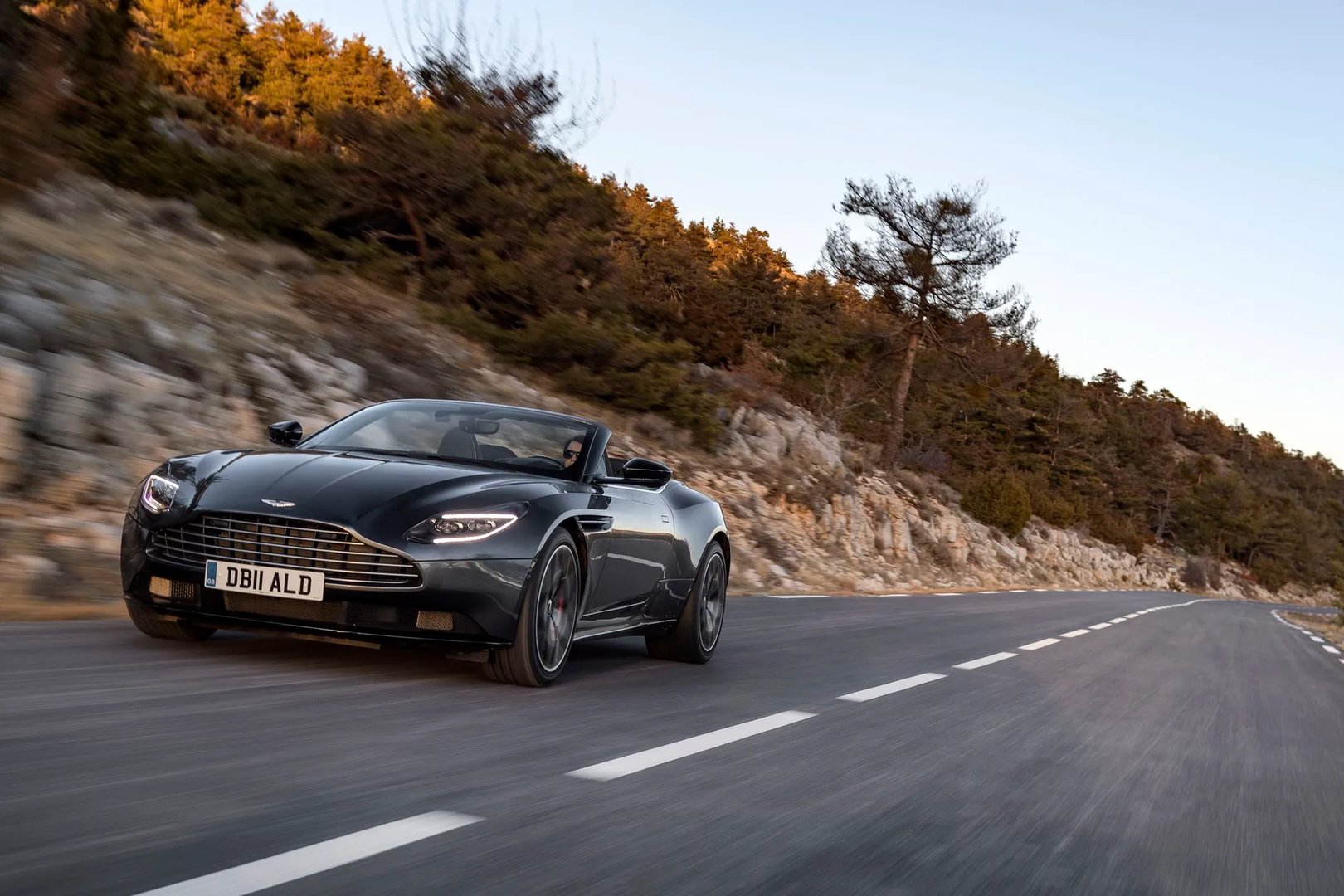 Aston Martin_DB11_1_generation__Cabrio__12.jpg