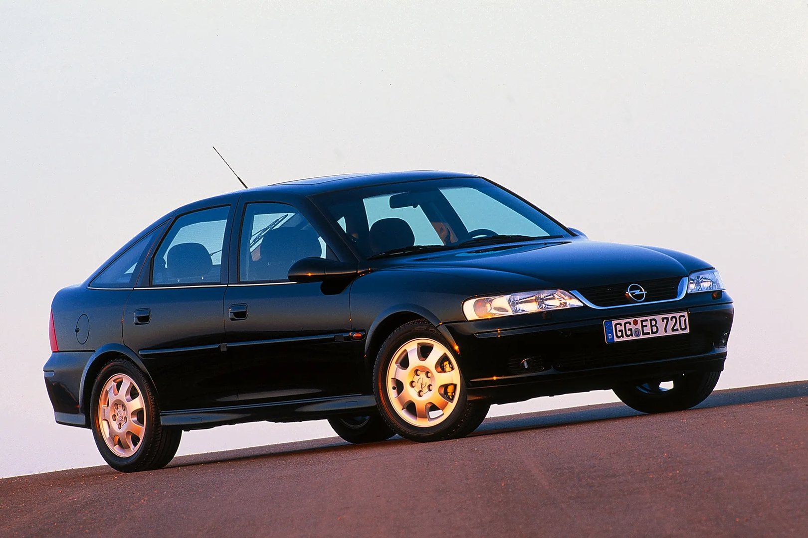 Opel_Vectra_2_generation_restyling__Liftback__3.jpg