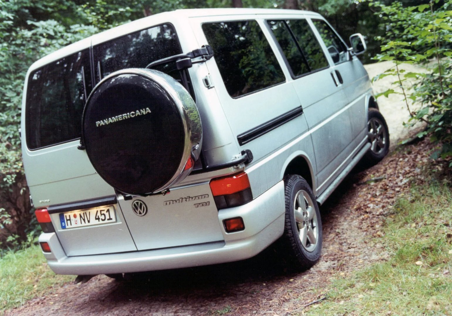 Volkswagen_Multivan_4_generation__Minivan__5.jpg