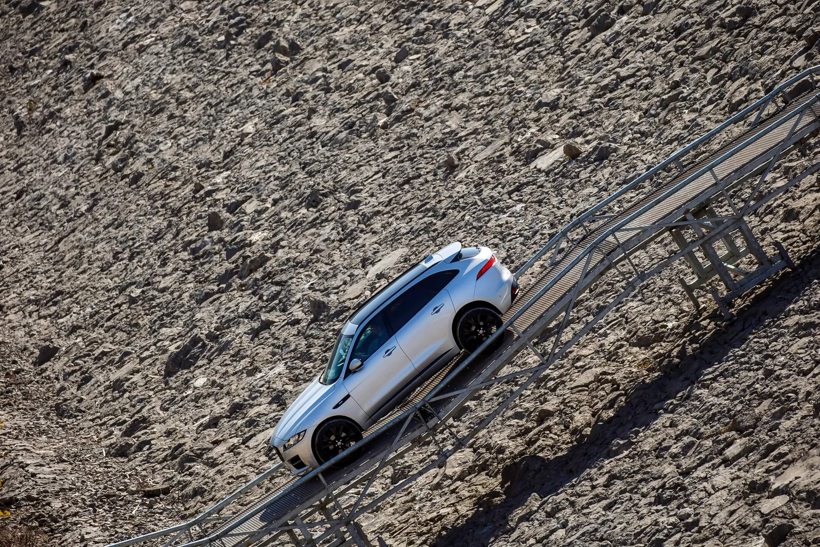 Jaguar_F-Pace_1_generation__SUV_5-doors__11.jpg